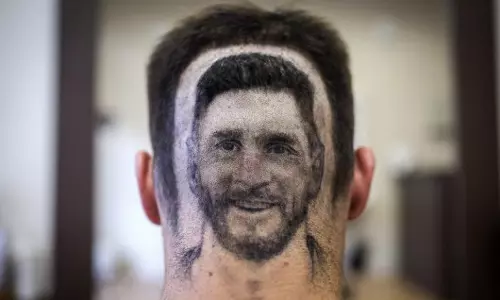 മെസി, റൊണാള്‍ഡോ... ആരെ വേണം തലയില്‍? 