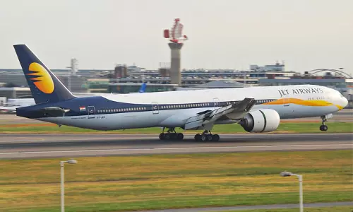 ആകാശത്ത് വെച്ച് വനിതാ പൈലറ്റിനെ തല്ലിയ സഹപൈലറ്റിന്റെ ലൈസന്സ് റദ്ദാക്കി ആകാശത്ത് വെച്ച് വനിതാ പൈലറ്റിനെ തല്ലിയ സഹപൈലറ്റിന്റെ ലൈസന്സ് റദ്ദാക്കി