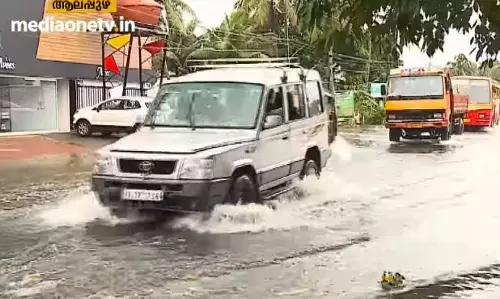 ആലപ്പുഴയിലെ വെള്ളപ്പൊക്കവും വെള്ളക്കെട്ടും തുടരുന്നു