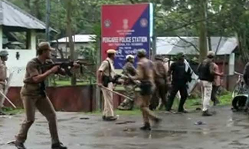 അസമില് സിആര്പിഎഫ് വെടിവെപ്പില് വൈദ്യുതിലൈന് പൊട്ടിവീണ് 11 മരണം അസമില് സിആര്പിഎഫ് വെടിവെപ്പില് വൈദ്യുതിലൈന് പൊട്ടിവീണ് 11 മരണം