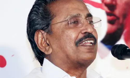 വിഎസിനെ പ്രകീര്‍ത്തിച്ചും പിണറായിയെ എതിര്‍ത്തും എംഐ ഷാനഷാസ്