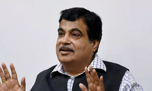 അതിര്‍ത്തിയിലേക്ക് പോകൂ, മുംബൈയില്‍ ഒരിഞ്ച് സ്ഥലം തരില്ല: നാവികസേനയോട് നിതിന്‍ ഗഡ്കരി