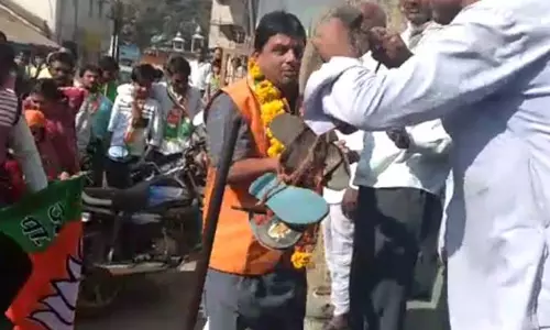 വോട്ട് തേടിയെത്തിയ ബിജെപി സ്ഥാനാര്‍ഥിക്ക് ഷൂ മാലയിട്ട് സ്വീകരണം