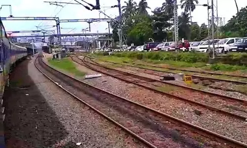 തൃശൂരില് രണ്ട് യുവതികള് ട്രെയിന് തട്ടി മരിച്ച നിലയില് തൃശൂരില് രണ്ട് യുവതികള് ട്രെയിന് തട്ടി മരിച്ച നിലയില്