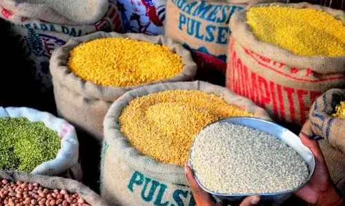 കോഴിക്കോട് പൂഴ്‍ത്തിവെച്ച ഭക്ഷ്യ ഉത്പന്നങ്ങള്‍ പിടികൂടി