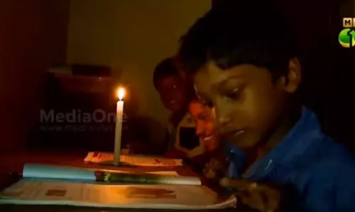 തെരുവുവിളക്കിന്റെ വെട്ടത്തില് പഠനവുമായി മക്കള്, ഒറ്റമുറിയില് ജീവിതം തള്ളി നീക്കി ജയശ്രീയും കുടുംബവും തെരുവുവിളക്കിന്റെ വെട്ടത്തില് പഠനവുമായി മക്കള്, ഒറ്റമുറിയില് ജീവിതം തള്ളി നീക്കി ജയശ്രീയും കുടുംബവും