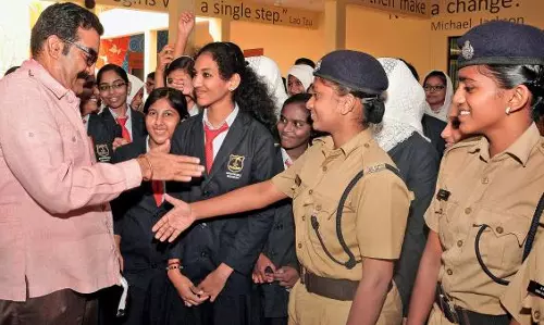 സോഷ്യല് മീഡിയ ദുരുപയോഗത്തെക്കുറിച്ചുള്ള ഉപദേശവുമായി ഋഷിരാജ് സിംഗ് കുട്ടികള്ക്കൊപ്പം സോഷ്യല് മീഡിയ ദുരുപയോഗത്തെക്കുറിച്ചുള്ള ഉപദേശവുമായി ഋഷിരാജ് സിംഗ് കുട്ടികള്ക്കൊപ്പം