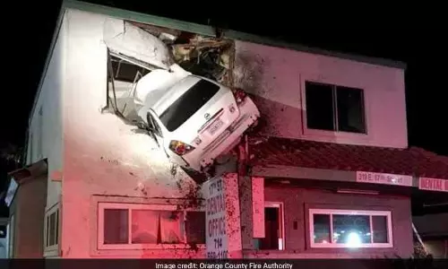 കാര്‍ കെട്ടിടത്തിലേക്ക് പറന്നുകയറി