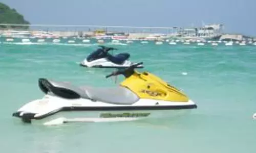 കൊച്ചി കായലില് വാട്ടര് ബൈക്ക് മറിഞ്ഞ് ഒരാളെ കാണാതായി കൊച്ചി കായലില് വാട്ടര് ബൈക്ക് മറിഞ്ഞ് ഒരാളെ കാണാതായി