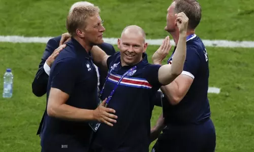 ഐസ്‍ലന്‍‍‍ഡ് ഫുട്ബോള്‍ ടീമിന്റെ പരിശീലകന്‍, പണി ദന്ത ഡോക്ടര്‍