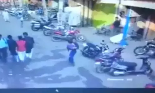 പിതാവിന്റെ കടയുടെ മുന്നില്‍ കളിച്ചുകൊണ്ടിരിക്കുകയായിരുന്ന പെണ്‍കുട്ടിയെ തട്ടിക്കൊണ്ടുപോയി