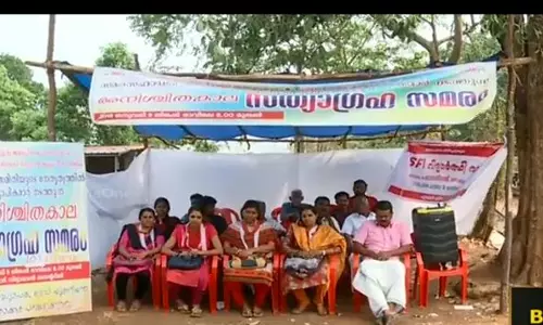 അധ്യാപകരെ പിരിച്ചുവിട്ടതിനെതിരെ സമരം