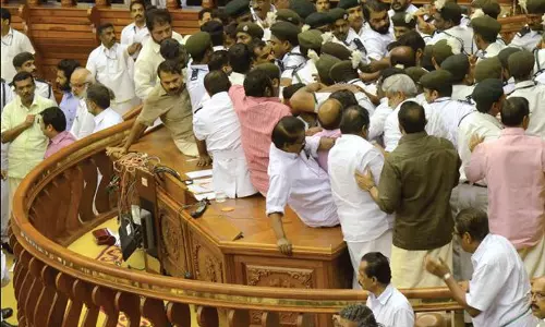 നിയമസഭയിലെ കയ്യാങ്കളിക്കേസ് പിന്വലിക്കുന്നു നിയമസഭയിലെ കയ്യാങ്കളിക്കേസ് പിന്വലിക്കുന്നു