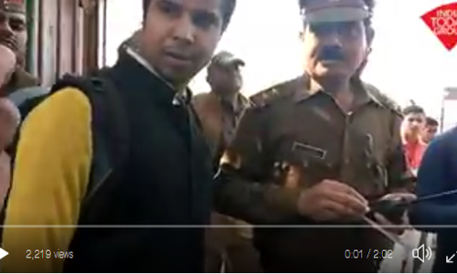 കറുത്ത വസ്ത്രം ധരിച്ച മാധ്യമപ്രവര്‍ത്തകരോട് കടക്ക് പുറത്തെന്ന്  യുപി പൊലീസ്