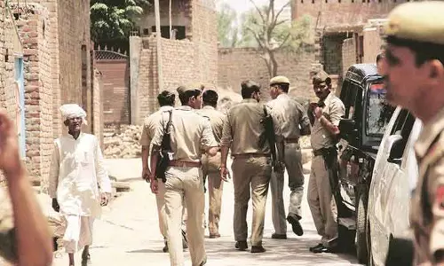 വാഹനത്തില്‍ രക്തം പുരളും അപകടത്തില്‍ പെട്ടവരെ വാഹനത്തില്‍ കയറ്റാതെ യുപി പൊലീസ്