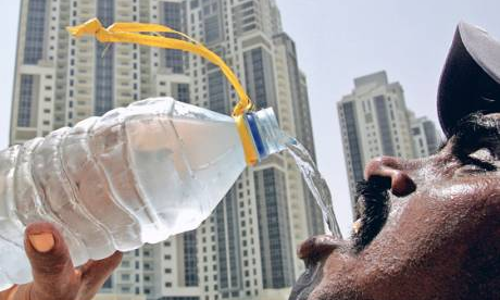 യുഎഇയില്‍ ചൂട് കനക്കുന്നു; പൊള്ളുന്ന ചൂടില്‍ ഉരുകിയൊലിച്ച് പുറംജോലിക്കാര്‍