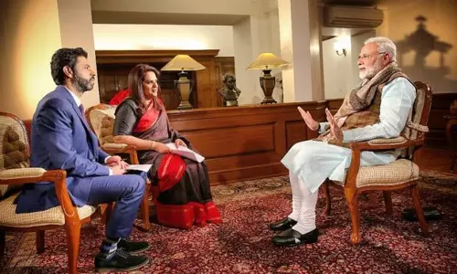 ചോദ്യംചോദിക്കാതെ മോദിയുടെ പ്രസംഗവും കേട്ടിരിക്കുന്നു; ടൈംസ് നൌ, സീ ന്യൂസ് അഭിമുഖങ്ങള്‍ക്കെതിരെ സോഷ്യല്‍ മീഡിയ