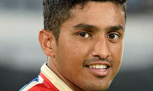 കരുണ്‍ നായര്‍ കയറിയ പള്ളിയോടം മറിഞ്ഞ് രണ്ടു യുവാക്കളെ കാണാതായി