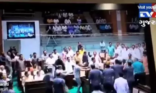 ഗുജറാത്ത് നിയമസഭയില്‍ കോണ്‍ഗ്രസ് അംഗം ബിജെപി അംഗത്തെ മൈക്ക് ഊരി അടിച്ചു