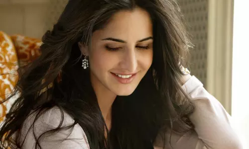 കത്രീന ഫേസ്ബുക്കിലെത്തി കത്രീന ഫേസ്ബുക്കിലെത്തി