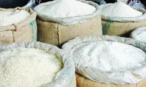 തൃശൂരില്‍ റേഷന്‍കടയില്‍ നിന്നു അരി കടത്തുന്നത് പിടികൂടി