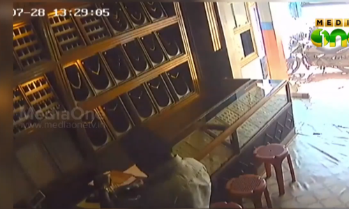 കൊല്ലത്ത് ജ്വല്ലറി ജീവനക്കാരിയെ കബളിപ്പിച്ച് സ്വര്‍ണം കവര്‍ന്നു