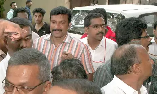 കടകംപള്ളി കേസില് സലീംരാജിനെ ഒഴിവാക്കിയ കുറ്റപത്രം കോടതി തിരിച്ചയച്ചു കടകംപള്ളി കേസില് സലീംരാജിനെ ഒഴിവാക്കിയ കുറ്റപത്രം കോടതി തിരിച്ചയച്ചു