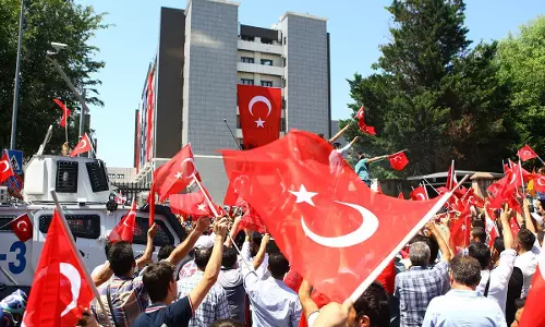 തുര്‍ക്കിയിലെ പട്ടാള ടാങ്കുകളെ ഒരു ഐഫോണ്‍ കീഴടക്കിയ കഥ