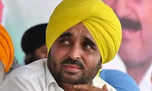 അതീവ സുരക്ഷാ മേഖലയില് നിന്ന് ആം ആദ്മി പാര്ട്ടി എംപി സെല്ഫി വീഡിയോ എടുത്തതിനെ ചൊല്ലി ബഹളം അതീവ സുരക്ഷാ മേഖലയില് നിന്ന് ആം ആദ്മി പാര്ട്ടി എംപി സെല്ഫി വീഡിയോ എടുത്തതിനെ ചൊല്ലി ബഹളം