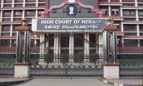 കെഎസ്ആര്ടിസി ജീവനക്കാരുടെ പെന്ഷന് മുടക്കരുതെന്ന് ഹൈക്കോടതി കെഎസ്ആര്ടിസി ജീവനക്കാരുടെ പെന്ഷന് മുടക്കരുതെന്ന് ഹൈക്കോടതി