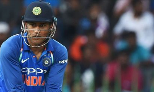 വിക്കറ്റിന് പിന്നില്‍ ഉപദേശങ്ങളുമായി ധോണി - വീഡിയോ കാണാം