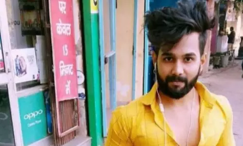 യുവാവിനെ കാമുകിയുടെ വീട്ടുകാര് ആള്ക്കൂട്ടം നോക്കി നില്ക്കെ കുത്തിക്കൊന്നു, കണ്ടു നിന്നവര് ഫോട്ടോയെടുത്തു യുവാവിനെ കാമുകിയുടെ വീട്ടുകാര് ആള്ക്കൂട്ടം നോക്കി നില്ക്കെ കുത്തിക്കൊന്നു, കണ്ടു നിന്നവര് ഫോട്ടോയെടുത്തു