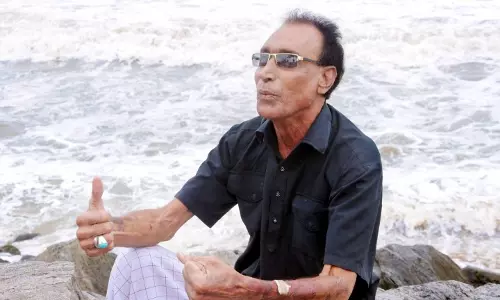 കടലിന്റെ ഇരമ്പം ഇശലുകളിലൊളിപ്പിച്ച് എരഞ്ഞോളി മൂസ വീട് വിട്ടിറങ്ങുന്നു