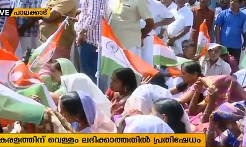 കേരളത്തിന് അര്‍ഹമായ വെള്ളം ലഭിക്കാത്തതില്‍ പ്രതിഷേധിച്ച് എംഎല്‍എയുടെ ഓഫീസിലേക്ക് മാര്‍ച്ച്