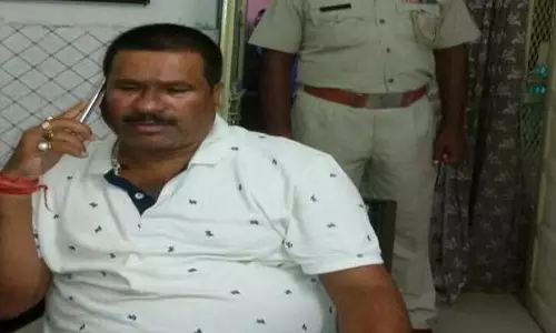 ട്രെയിനില് വനിത യാത്രക്കാരിയോട് അപമര്യാദയായി പെരുമാറി: ബിജെപി എംഎല്എ അറസ്റ്റില് ട്രെയിനില് വനിത യാത്രക്കാരിയോട് അപമര്യാദയായി പെരുമാറി: ബിജെപി എംഎല്എ അറസ്റ്റില്