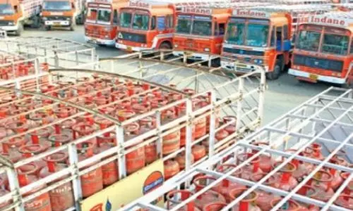 ഐഒസി സമരം നാല് ദിവസം പിന്നിട്ടു ഐഒസി സമരം നാല് ദിവസം പിന്നിട്ടു