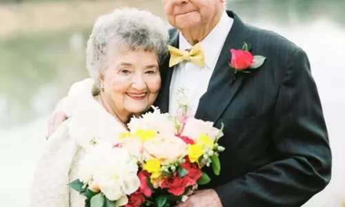 63ാം വിവാഹ വാര്ഷികം ഫോട്ടോഷൂട്ടിലൂടെ ആഘോഷിച്ച് ഒരു മുത്തശ്ശനും മുത്തശ്ശിയും 63ാം വിവാഹ വാര്ഷികം ഫോട്ടോഷൂട്ടിലൂടെ ആഘോഷിച്ച് ഒരു മുത്തശ്ശനും മുത്തശ്ശിയും