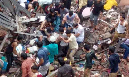 മഹാരാഷ്ട്രയില്‍ കെട്ടിടം തകര്‍ന്ന് 8 മരണം