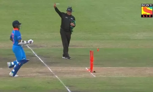 കോഹ്ലിയുടെ അമിതാവേശം പുറത്താക്കി, ദേഷ്യം പരസ്യമാക്കി ധവാന് കോഹ്ലിയുടെ അമിതാവേശം പുറത്താക്കി, ദേഷ്യം പരസ്യമാക്കി ധവാന്