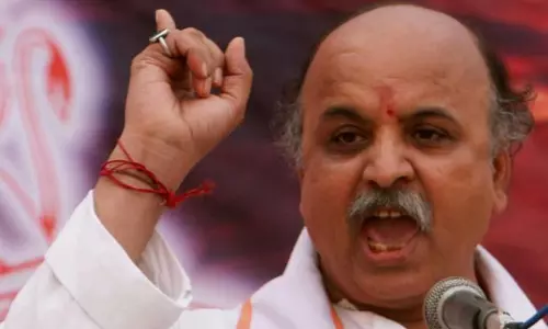 ഗോരക്ഷകര്ക്കെതിരായ മോദിയുടെ പ്രസ്താവന രാജ്യത്തെ കണ്ണീരിലാഴ്ത്തിയെന്നും ഹിന്ദുക്കളെ അപമാനിച്ചെന്നും തൊഗാഡിയ ഗോരക്ഷകര്ക്കെതിരായ മോദിയുടെ പ്രസ്താവന രാജ്യത്തെ കണ്ണീരിലാഴ്ത്തിയെന്നും ഹിന്ദുക്കളെ അപമാനിച്ചെന്നും തൊഗാഡിയ