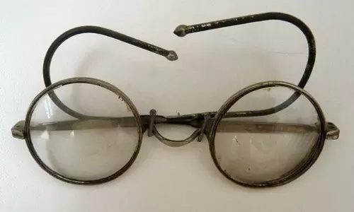 വിലകുറഞ്ഞ കണ്ണാടി, ധരിച്ച ആളുടെ മഹത്വം കാരണം കറൻസി നോട്ടിൽ വരെ കയറി: എന്‍ എസ് മാധവന്‍