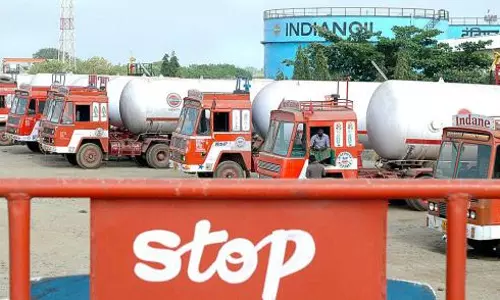 ഐഒസി ടാങ്കര് ലോറി സമരം പിന്വലിച്ചു ഐഒസി ടാങ്കര് ലോറി സമരം പിന്വലിച്ചു