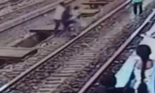 ഓടുന്ന ട്രെയിനിന് മുന്നിലേക്ക് നടന്നടുത്ത് യുവതിയുടെ ആത്മഹത്യാശ്രമം; രക്ഷകരായി യാത്രക്കാര് ഓടുന്ന ട്രെയിനിന് മുന്നിലേക്ക് നടന്നടുത്ത് യുവതിയുടെ ആത്മഹത്യാശ്രമം; രക്ഷകരായി യാത്രക്കാര്