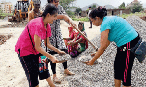 വീട്ടില്‍ നിന്നും സ്കൂളിലേക്ക് ഒരു പാത, ഈ റോഡ് പണിതത് ഒരു കൂട്ടം അമ്മമാര്‍