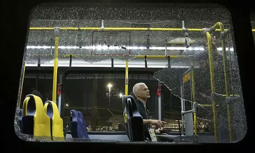 ഒളിമ്പിക് വേദിക്ക് സമീപം മാധ്യമപ്രവര്‍ത്തകര്‍ സഞ്ചരിച്ചിരുന്ന ബസിന് നേരെ വെടിവെപ്പ്