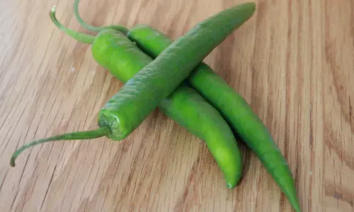 എരിവുണ്ടെങ്കിലും പച്ചമുളകിനെ തള്ളിക്കളയണ്ട വിറ്റാമിനുകള്‍ കൂടെയുണ്ട്