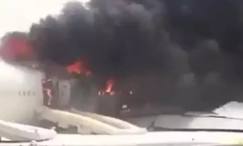 അപകടത്തില് പെട്ട എമിറേറ്റ്സ് വിമാനത്തിലെ യാത്രക്കാര്ക്ക് 7000 ഡോളര് നഷ്ടപരിഹാരം അപകടത്തില് പെട്ട എമിറേറ്റ്സ് വിമാനത്തിലെ യാത്രക്കാര്ക്ക് 7000 ഡോളര് നഷ്ടപരിഹാരം