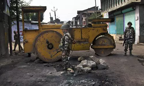 കര്ഫ്യൂ തുടരുന്ന കശ്മീരില് ഇന്ന് വീണ്ടും ജനങ്ങള് തെരുവിലിറങ്ങി കര്ഫ്യൂ തുടരുന്ന കശ്മീരില് ഇന്ന് വീണ്ടും ജനങ്ങള് തെരുവിലിറങ്ങി