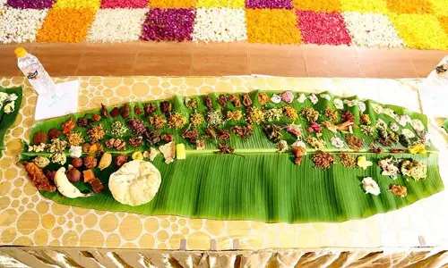 രുചിയുടെ മഹോത്സവമായി ആറന്‍മുള വള്ളസദ്യ; ആയിരക്കണക്കിന് ഭക്തര്‍ പങ്കെടുത്തു