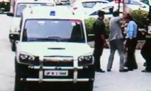 സെക്യൂരിറ്റി ജീവനക്കാരന് കേന്ദ്രമന്ത്രിയുടെ സുരക്ഷാ ഉദ്യോഗസ്ഥരുടെ മര്‍ദനം; തടയാതെ മന്ത്രി, ദൃശ്യങ്ങള്‍ പുറത്ത്